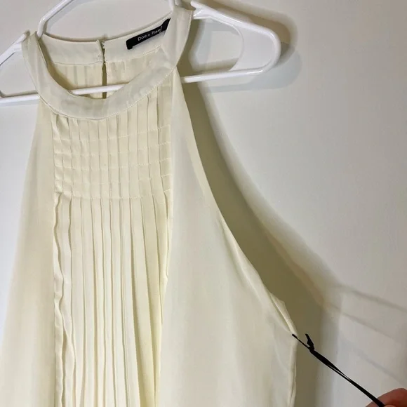 2/$30 Doe & Rae - Cream Pleated Sleeveless Blouse NWT Size M - Picture 4 of 8